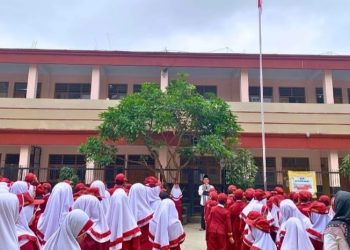 Upacara Senin Menjadi Prioritas di MI Baitussalam Cisaat