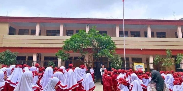 Upacara Senin Menjadi Prioritas di MI Baitussalam Cisaat