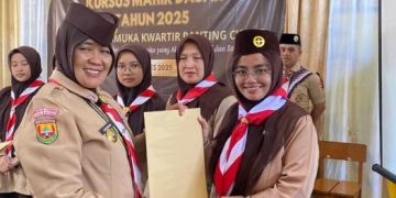 Guru MI Baitussalam Cisaat Raih Penghargaan Tergiat KMD Pramuka