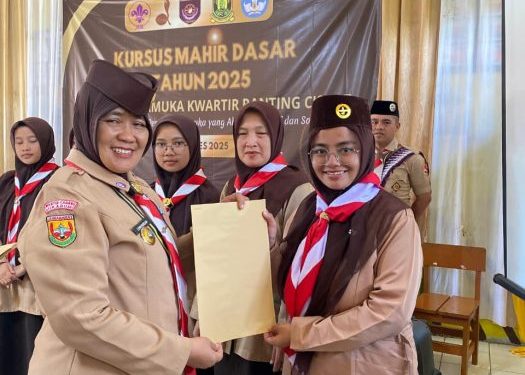 Guru MI Baitussalam Cisaat Raih Penghargaan Tergiat KMD Pramuka