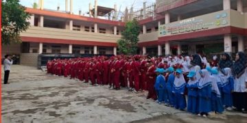 Hari Pertama Masuk Sekolah Siswa MI Baitussalam Antusias Ikuti Upacara Bendera
