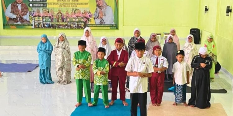 Sholat Ashar Berjamaah Santri Tahfidz Fathiyyah Zahra Abdul Karim