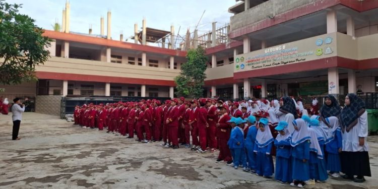 Siswa PaudQu dan MI Baitussalam Penuh Khidmat Ikuti Upacara Pengibaran Bendera