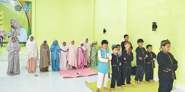 Berjamaah Ashar di Tahfidz Fathiyyah Zahra Menjadi Kebanggaan