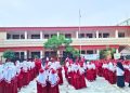 Upacara Rutin Hari Senin di MI Baitussalam Berlangsung Khidmat