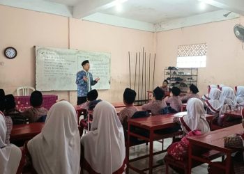 Kepala MI Baitussalam Monitoring Pembiasaan Doa Siswa Sebelum Belajar