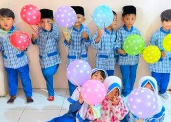 Asah Motorik Anak, Siswa PaudQu Baitussalam Belajar Meniup Balon Udara dan Membuat Kendaraan