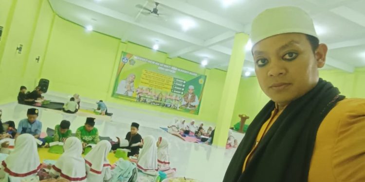 Pimpinan Tahfidz Monitoring Kegiatan Belajar di Tahfidz Fathiyyah Zahra