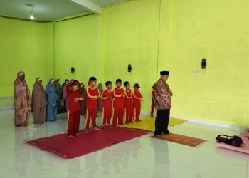 KH Iim Abdul Karim Pimpin Sholat Duhur di Tahfidz Fathiyyah Zahra