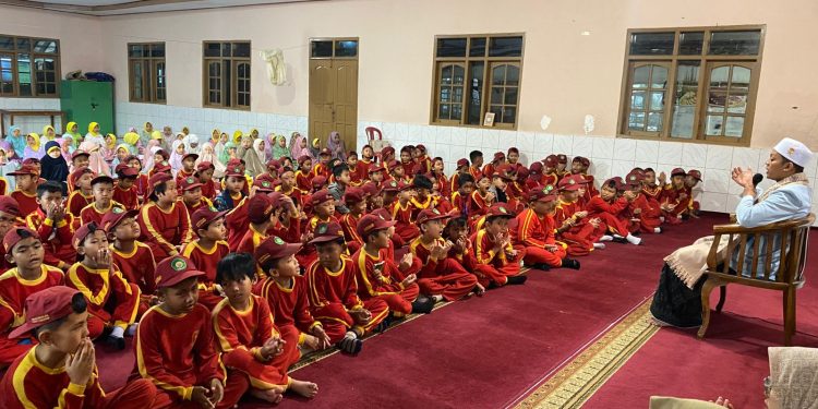 KH Iim Abdul Karim Isi Tausyiah di Pesantren Ramadan MI Baitussalam