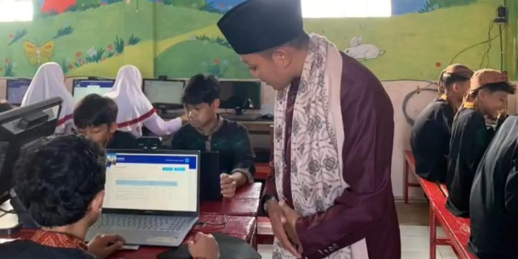Kepsek MI Baitussalam Monitoring Pelaksanaan Tes Kemampuan Akademik Siswa