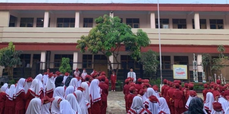 Upacara Bendera di MI Baitussalam Berlangsung Khidmat