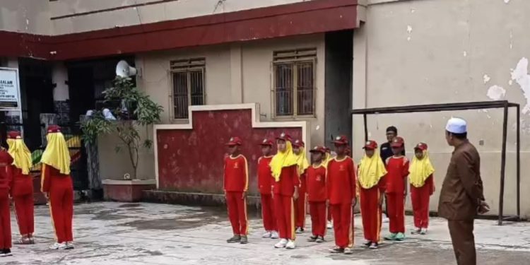 Menyongsong Lomba Tingkat Provinsi dan Nasional, Tim Paskibra MI Baitussalam Gelar Latihan