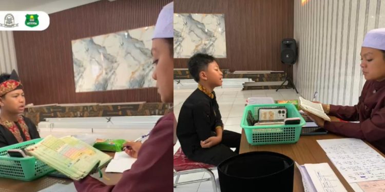 Kepala Sekolah MI Baitussalam Uji Hafalan Al-Quran Siswa