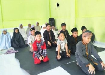 Siswa Tahfidz Fathiyyah Zahra Utamakan Sholat Ashar Berjamaah