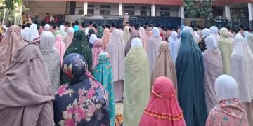 Ratusan Siswa MI Baitussalam Gelar Sholat Dhuha di Lapangan Sekolah