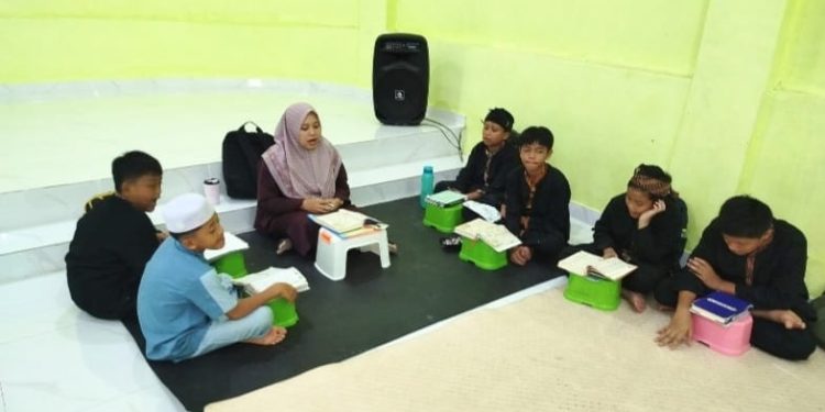 Keseriusan Kelompok Ar-Rahman Saat Mengaji di Tahfidz Fathiyyah Zahra