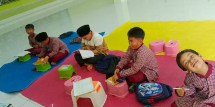 Keceriaan Siswa Calistung Fathiyyah Zahra, Serius Belajar Matematika
