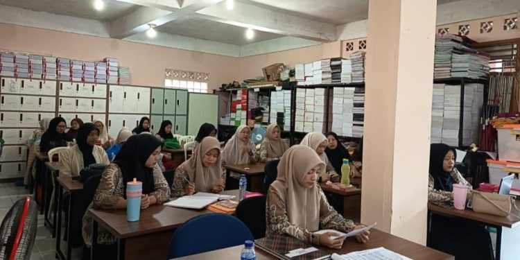 Lantunan Sholawat Menggema di Ruang Guru MI Baitussalam