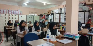 Gema Sholawat di Ruang Guru MI Baitussalam