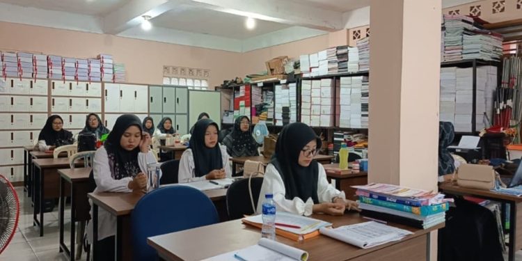 Gema Sholawat di Ruang Guru MI Baitussalam