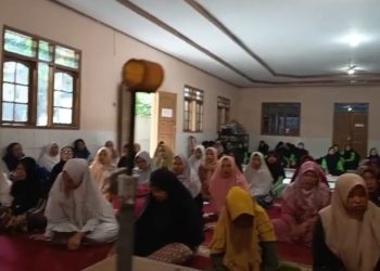 Antusias Ibu-ibu Jemaah Pengajian Masjid Jami Baitussalam