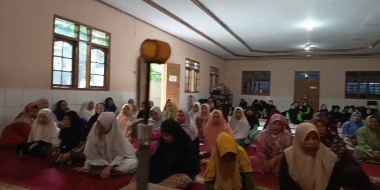 Antusias Ibu-ibu Jemaah Pengajian Masjid Jami Baitussalam