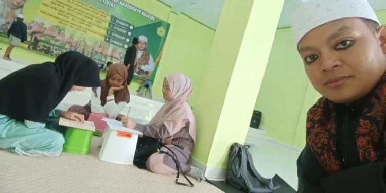 Pimpinan Tahfidz Fathiyyah Zahra Monitoring Aktivitas Siswa