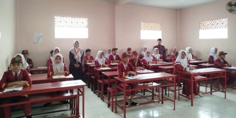 Kepala MI Baitussalam Cisaat, Monitoring Kegiatan Ujian Madrasah