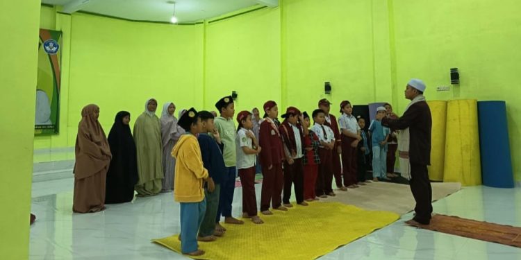 Pimpinan Tahfidz Fathiyyah Zahra Berikan Bimbingan Siswa Sholat Berjamaah