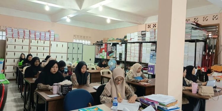 Gema Sholawat Warnai Ruangan Guru MI dan Paudqu Baitussalam