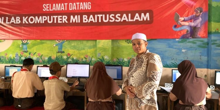 Kepala Sekolah MI Baitussalam, Monitoring “Munaqosah” Siswa