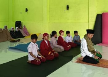 Pimpinan Tahfidz Pimpin Sholat Berjamaah Ashar Siswa Tahfidz