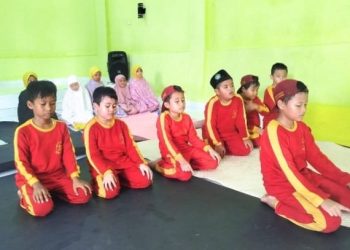 Siswa Tahfidz Fathiyyah Zahra saat melaksanakan Sholat Ashar berjamaah.| iak