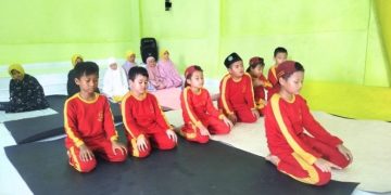Siswa Tahfidz Fathiyyah Zahra saat melaksanakan Sholat Ashar berjamaah.| iak