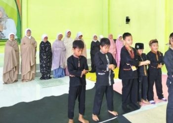 Sholat Dzuhur Berjamaah Siswa Tahfidz Fathiyyah Zahra Jadi Utama