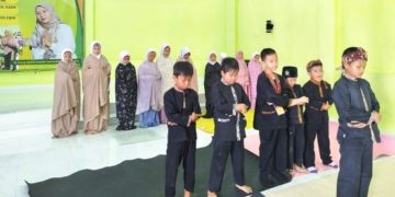 Sholat Dzuhur Berjamaah Siswa Tahfidz Fathiyyah Zahra Jadi Utama