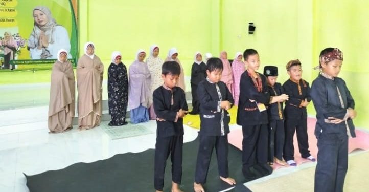 Sholat Dzuhur Berjamaah Siswa Tahfidz Fathiyyah Zahra Jadi Utama