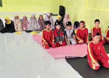 Siswa Tahfidz Fathiyyah Zahra Utamakan Sholat Dzuhur Berjamaah