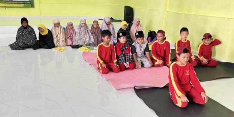 Siswa Tahfidz Fathiyyah Zahra Utamakan Sholat Dzuhur Berjamaah