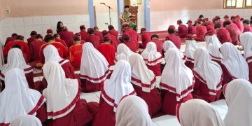MI Baitussalam Gelar Kelulusan, Para Siswa Lakukan Sujud Syukur