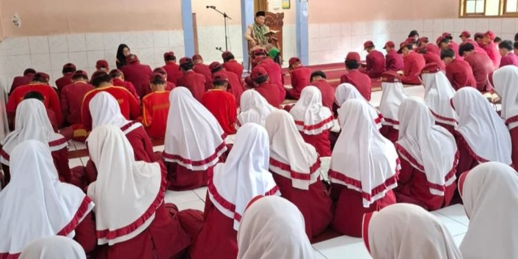 MI Baitussalam Gelar Kelulusan, Para Siswa Lakukan Sujud Syukur