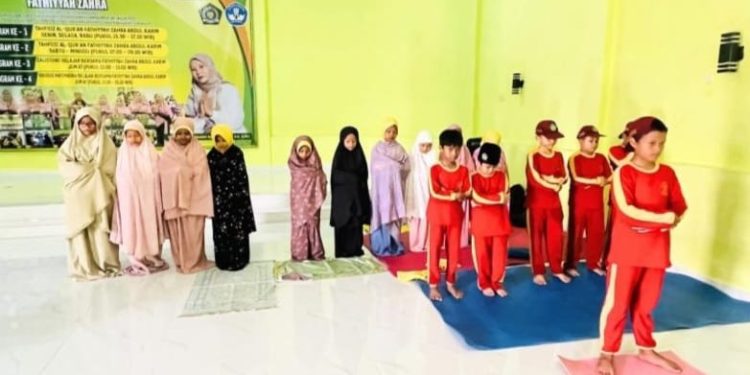 Siswa Tahfidz Fathiyyah Zahra Gelar Sholat Dzuhur Berjamaah