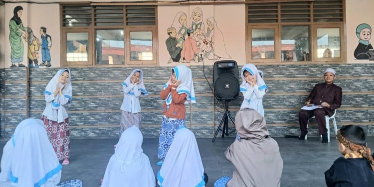 Jelang “Samen” MI Baitussalam Evaluasi Lesengan dan Tarian Siswa