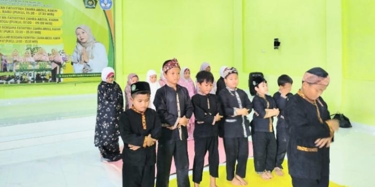 Dzuhur Berjamaah Jadi Pioritas Siswa Tahfidz Fathiyyah Zahra