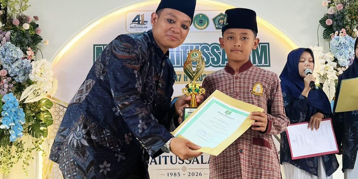 Fikri Haikal Abdul Karim Kembali Raih Peringkat 1 di Kelas IV MI Baitussalam