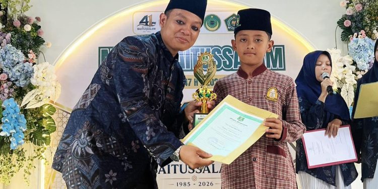 Fikri Haikal Abdul Karim Kembali Raih Peringkat 1 di Kelas IV MI Baitussalam