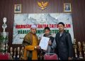 Kepala Sekolah MI Baitussalam Serahkan Sertifikat Hasil TKA Kepada Siswa