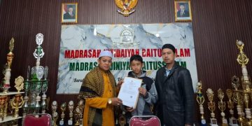 Kepala Sekolah MI Baitussalam Serahkan Sertifikat Hasil TKA Kepada Siswa