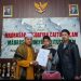 Kepala Sekolah MI Baitussalam Serahkan Sertifikat Hasil TKA Kepada Siswa